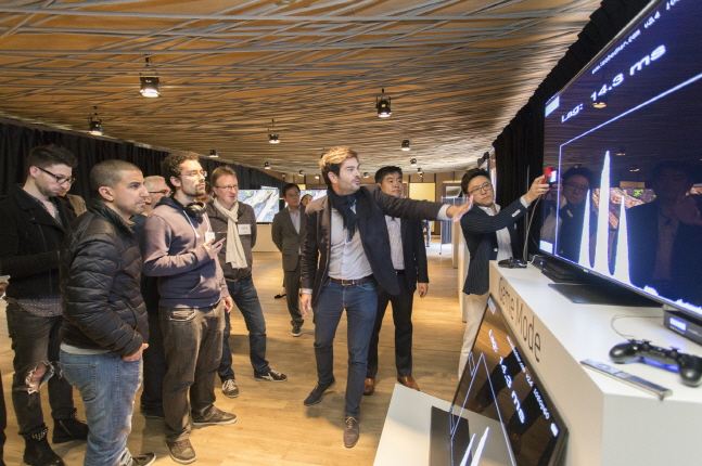 삼성전자 직원이 지난 7일(현지시간) 스페인 바르셀로나에서 열린 '글로벌 테크 세미나'에서 2019년형 QLED TV의 핵심 기술에 대해 설명하고 있다.ⓒ삼성전자