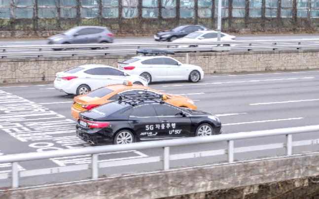 5G 자율주행차‘A1’이 11일 서울 강변북로를 달리고 있다. ⓒ LGU+