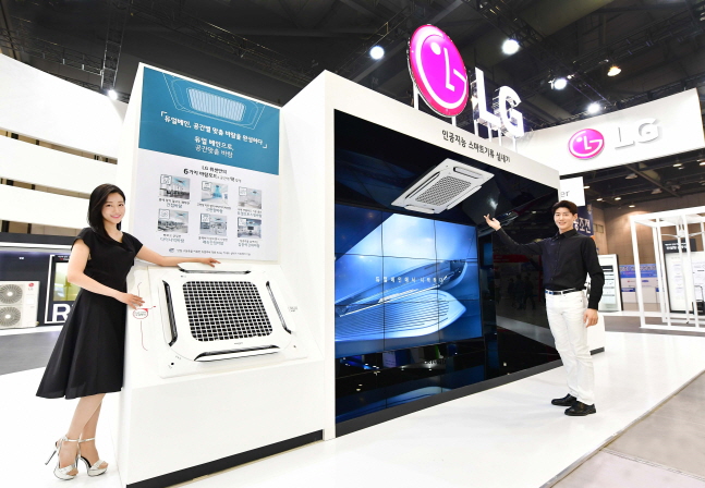 LG전자 모델이 12일 경기도 일산 킨텍스에서 개막한 '한국국제냉난방공조전(HARFKO) 2019'에 마련된 전시부스에서 듀얼베인을 적용한 인공지능 스마트기류 실내기를 소개하고 있다.ⓒLG전자