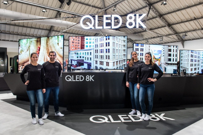 삼성전자 모델들이 13일(현지시간) 포르투갈 포르투에서 개최된 '삼성포럼 유럽 2019' 미디어데이에서 'QLED 8K 사이니지' 제품을 소개하고 있다.ⓒ삼성전자