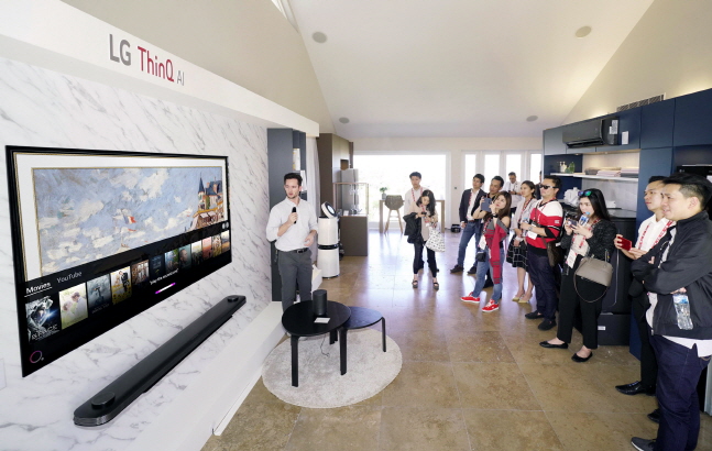 LG전자가 12일 호주 시드니 근교의 일반 주택을 ‘LG 홈(LG Home)’으로 마련한 장소에서 LG 이노페스트 참가자들이 거실에서 인공지능(AI) 'LG 씽큐(LG ThinQ)'를 체험하고 있다.ⓒLG전자