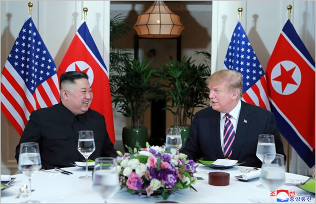 도널드 트럼프 미국대통령과 김정은 북한 국무위원장이 2차 북미정상회담을 진행하고 있다. ⓒ조선중앙통신