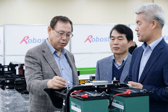 조성진 LG전자 부회장이 지난 11일 경기도 안산 로보스타 본사에서 다양한 산업용 로봇을 살펴보고 있다.ⓒLG전자