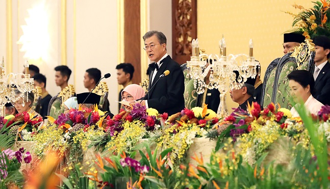 말레이시아를 국빈 방문 중인 문재인 대통령이 13일 오후(현지시각) 국립왕궁에서 열린 국빈만찬에서 인사말을 하고 있다.ⓒ청와대