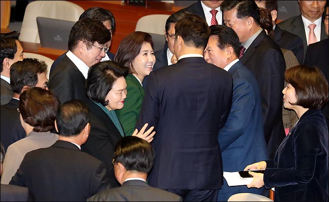 12일 오전 열린 국회 본회의에서 나경원 자유한국당 원내대표가 교섭단체 대표연설을 마친 뒤 의원들과 인사를 나누고 있다. ⓒ데일리안 박항구 기자