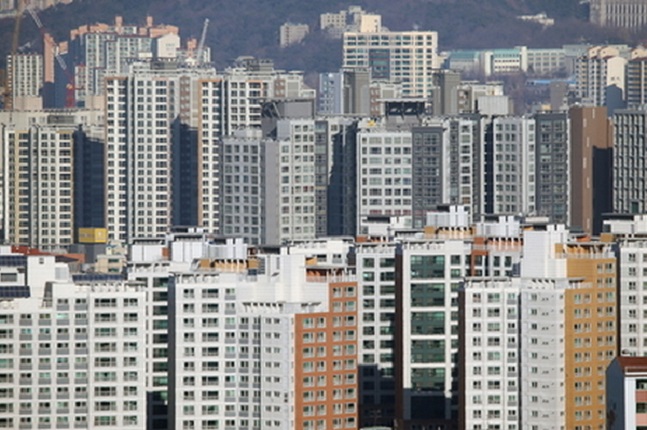 올해 공동주택 공시가격은 시세 12억~15억원 대 아파트가 집중 인상됐다. 사진은 서울의 한 아파트 밀집지역 모습. ⓒ연합뉴스