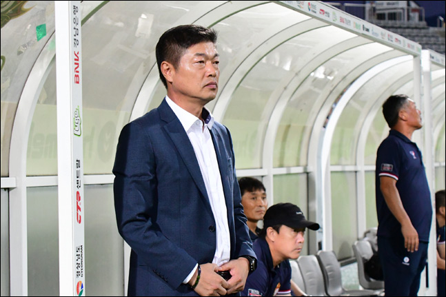 과도한 항의로 출장정지 3경기 징계를 받은 김종부 감독. ⓒ 경남 FC