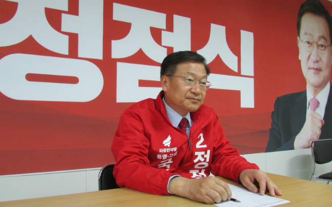 4·3 통영고성 재선거에 출마한 정점식 자유한국당 후보가 17일 오후 북신동 선거사무소에서 데일리안과 인터뷰를 갖고 있다. ⓒ데일리안 정도원 기자