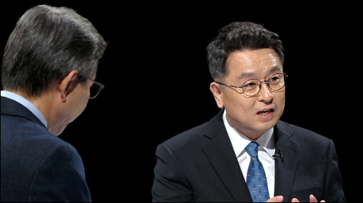 '썰전' 이철희 의원이 버닝썬 사건의 본질은 누가 비호를 했느냐라고 지적했다. ⓒ JTBC
