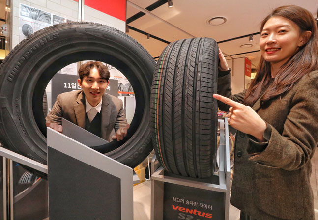 19일 오전 현대시티아울렛 동대문점 지하 1층 대행사장에서 직원들이 행사를 통해 선보이는 타이어 상품들을 소개하고 있다.ⓒ현대아울렛