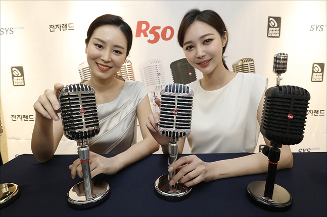 20일 서울 용산구 전자랜드에서 모델들이 지미스튜디오디자인의 블루투스 스피커 'R50 SE'를 선보이고 있다. ⓒ데일리안 홍금표 기자