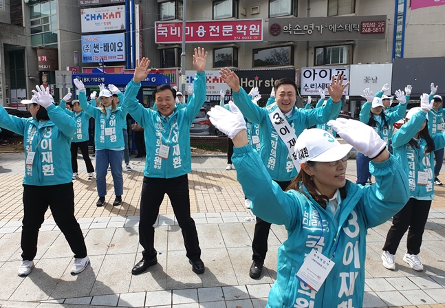 손학규 대표와 이재환 창원성산 보궐선거 후보가 유세를 펼치고 있는 모습ⓒ바른미래당 제공
