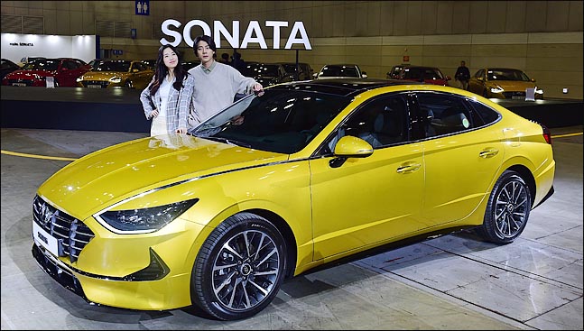 21일 경기 고양시 킨텍스에서 열린 현대자동차 신형 쏘나타 발표회에서 모델들이 5년 만의 풀체인지 쏘나타를 소개하고 있다.  ⓒ데일리안