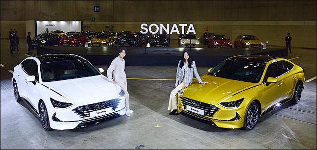 21일 경기 고양시 킨텍스에서 열린 현대자동차 신형 쏘나타 발표회에서 모델들이 5년 만의 풀체인지 쏘나타를 소개하고 있다. ⓒ데일리안