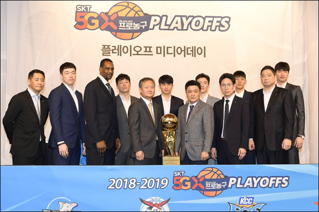 남자 프로농구 플레이오프에 진출한 감독과 선수들이 21일 서울시 강남구 리베라호텔에서 ‘2018-19 SKT 5GX 프로농구 플레이오프 미디어데이’ 행사에서 포즈를 취하고 있다. ⓒ KBL