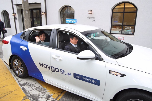 지난 20일 시범운행을 시작한 타고솔루션즈 '웨이고 블루'에 김현미 국토교통부 장관이 시승을 하고 있다. ⓒ국토부