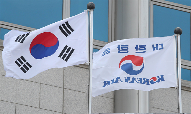 대한항공이 참여연대의 주주총회 위임장 공개에 대해 강하게 비판했다. 사진은 서울 강서구 대한항공 본사에서 태극기와 대한항공 깃발이 바람에 휘날리고 있는 모습.ⓒ데일리안