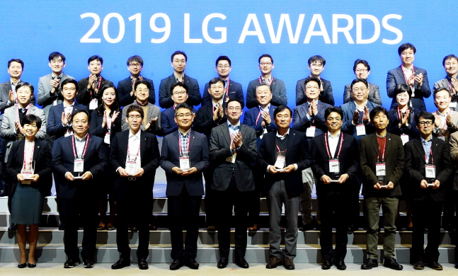 구광모 LG 회장(앞줄 가운데)이 21일 서울 강서구 마곡 LG사이언스파크에서 개최된 'LG 어워즈(Awards)'에서 수상자들과 기념촬영을 하고 있다.ⓒLG