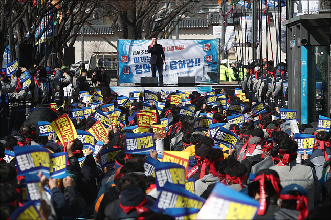 대우조선해양 노동자들과 거제시민 등이 22일 서울 종로구 세종로공원에서 대우조선해양이 현대중공업에 매각되는 것을 반대하는 집회를 갖고 있다. ⓒ데일리안 홍금표 기자