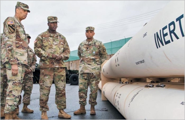 지난해 4월 빈센트 브룩스(왼쪽 첫번째) 주한미군사령관이 사드 배치 반대 시위에 막혀 기지에 반입되지 못한 사드용 요격 미사일을 살펴보고 있다. ⓒ주한미군 페이스북