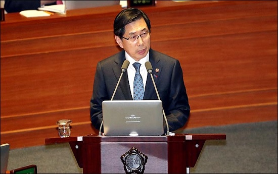박상기 법무부 장관이 지난 19일 오후 열린 국회 본회의 정치분야 대정부 질문에서 의원들의 질문에 답변하고 있다. ⓒ데일리안 박항구 기자