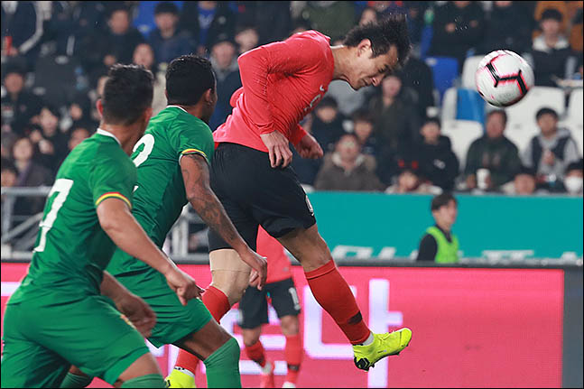 22일 오후 울산 남구 문수월드컵경기장에서 열린 대한민국과 볼리비아의 경기에서 지동원이 헤딩슛을 시도하고 있다. ⓒ데일리안 류영주 기자