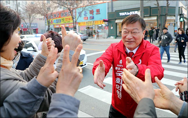4·3 통영고성 재선거에 출마한 정점식 자유한국당 후보가 23일 오후 이마트 통영죽림점 앞에서 시민들에게 다가가 손을 잡으며 지지를 호소하고 있다. ⓒ데일리안 박항구 기자
