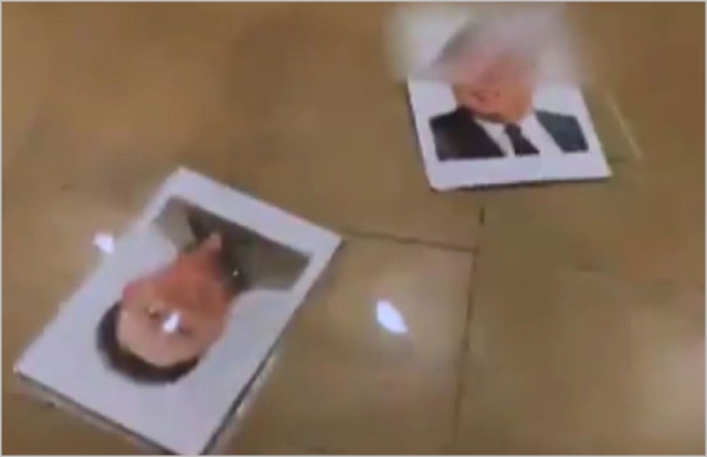바닥에 패대기처진 김일성·김정일 초상화 ⓒ자유조선 유튜브영상 캡처