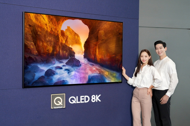 삼성전자 모델들이 삼성 디지털프라자 삼성대치점에서 화질에서 스마트 기능까지 완전히 새로워진 2019년형 'QLED TV'를 소개하고 있다. ⓒ 삼성전자 