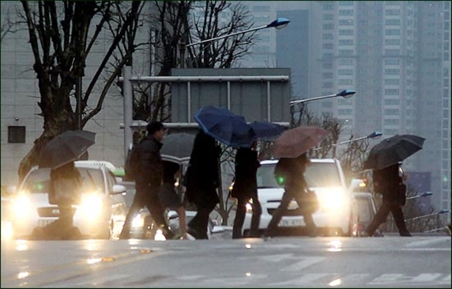 화요일인 26일은 전국이 흐리거나 비가 오다가 낮부터 맑아질 것으로 보인다. (자료사진)ⓒ데일리안 박항구 기자