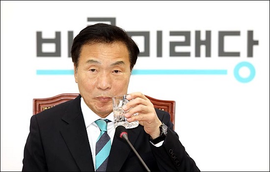 손학규 바른미래당 대표가 지난 2월 8일 오전 국회에서 열린 최고위원회의에서 발언을 마친 뒤 물을 마시고 있다.(자료사진) ⓒ데일리안 박항구 기자 