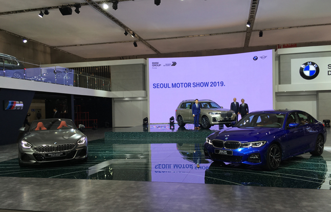 BMW 그룹 코리아가 28일 경기도 고양시 킨텍스에서 열린 ‘2019 서울모터쇼’ 프레스데이 행사에서 프리미엄 오픈탑 로드스터 뉴 Z4(왼쪽부터), 럭셔리 플래그십 SAV 뉴 X7, 7세대 뉴 3시리즈를 공개하고 있다. ⓒ데일리안