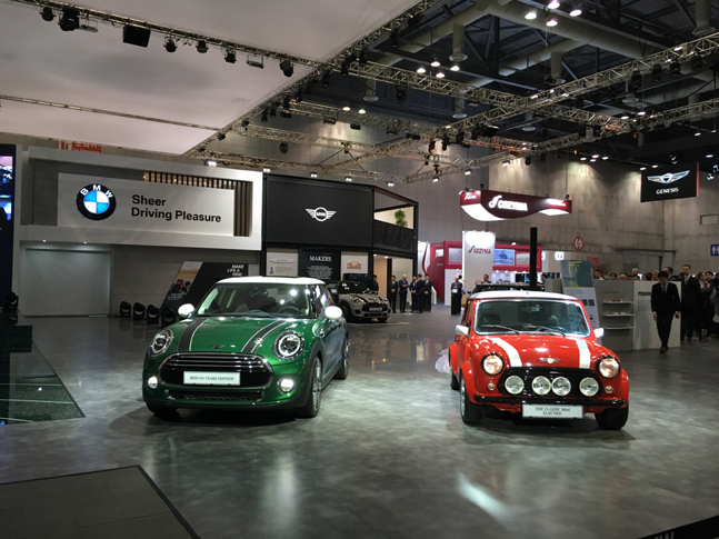 BMW 그룹 코리아가 28일 경기도 고양시 킨텍스에서 열린 ‘2019 서울모터쇼’ 프레스데이 행사에서  Mini 데이비드 보위 에디션(왼쪽)과 클래식 Mini 일렉트릭을 공개하고 있다. ⓒ데일리안