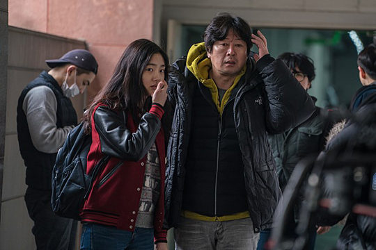 '미성년'은 평온했던 일상을 뒤흔든 폭풍 같은 사건을 마주한 두 가족 이야기를 그린 영화로, 김윤석이 직접 출연하고 연출도 맡았다.ⓒ쇼박스