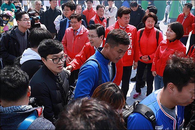 자유한국당 황교안 대표가 규정을 무시하고 프로축구 경기장 안에서 선거 유세에 나서 논란이 되고 있다.(자료사진) ⓒ 데일리안 류영주 기자
