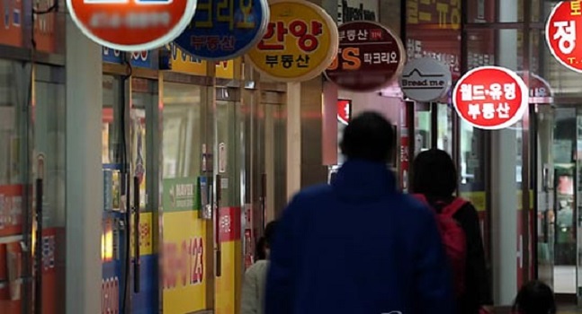 집값 하락세로 매매 대신 전월세를 택하는 수요들이 늘어나면서 서울 아파트 전세거래는 늘어난 반면, 매매거래는 역대 최저 수준으로 줄어들었다. 서울의 한 공인중개업소 모습.ⓒ연합뉴스