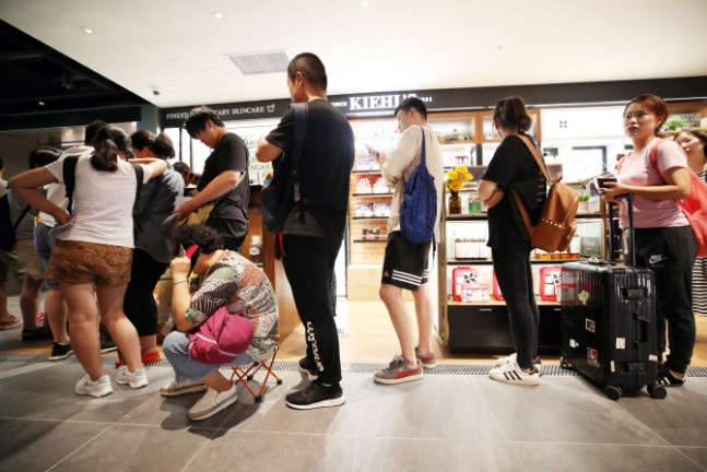 서울 신세계면세점 강남점에서 고객들이 계산 등을 위해 줄을 서 있다. ⓒ연합뉴스