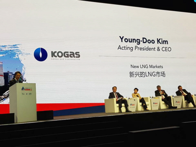 김영두 사장 직무대리(사진 왼쪽)가 2일 중국 상하이에서 열린 ‘LNG 2019 컨퍼런스’ 패널토의에서 발표하고 있다.ⓒ한국가스공사