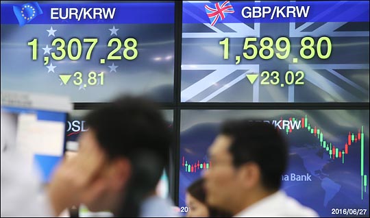 영국의 국민투표로 브렉시트가 결정된 지난 2016년 6월 서울 중구 명동 KEB하나은행 딜링룸 전광판에 유로화와 영국 파운드화 가치가 동반 하락세를 보이고 있다(자료사진). ⓒ데일리안