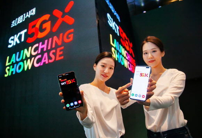 SK텔레콤 모델들이 5G브랜드 '5GX'를 강조하고 있다. ⓒ SKT