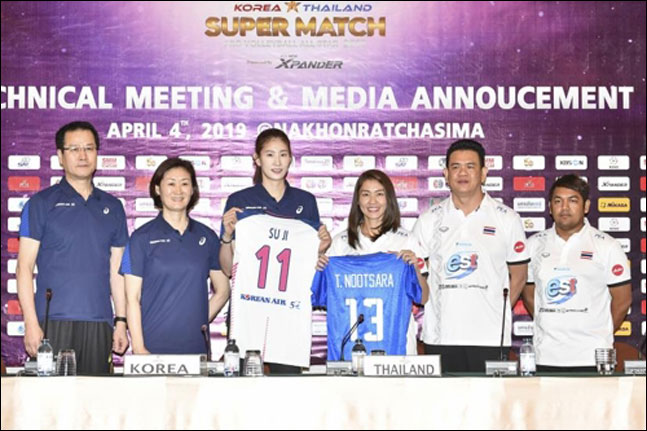 한국-태국 여자배구 올스타 슈퍼매치 기자회견에 참석한 한국 올스타팀 박미희(왼쪽에서 두 번째) 감독과 김수지(왼쪽에서 세 번째)가 포즈를 취하고 있다. ⓒ KOVO