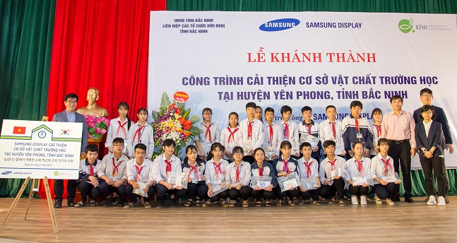 삼성디스플레이 베트남 법인 직원들이 4일 박닌성 옌퐁현 화띠엔 중학교에서 교육환경 개선 기념 행사를 갖고 기념촬영을 하고 있다. ⓒ삼성디스플레이