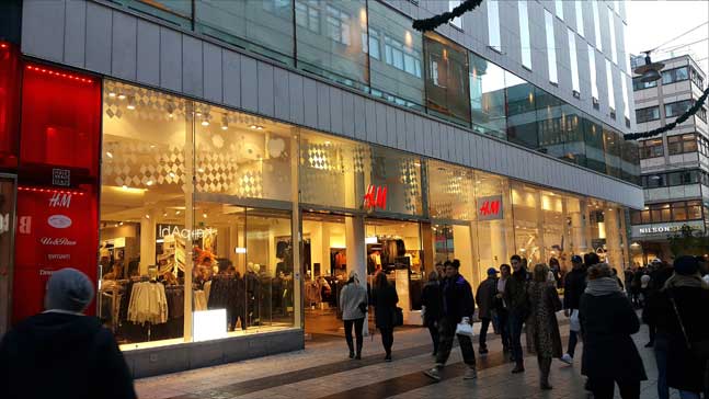 저렴하고 빠른 회전을 자랑하지만 디자인에 있어서 유럽의 그 어떤 옷들과 비교해도 뒤지지 않는, H&M은 스웨덴의 실용주의 패션의 상징이다. .(사진 = 이석원)