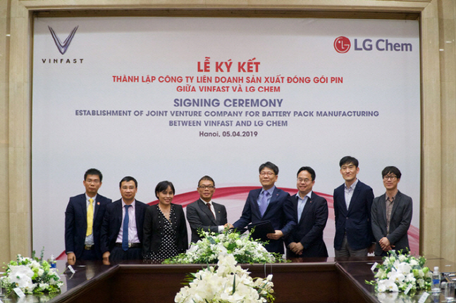 LG화학과 베트남 빈패스트 관계자들이 5일(현지시간) 베트남 하노이에서 전기차 배터리 생산 등을 위한 합작법인(VLBP)을 설립하기로 하고 협력을 다짐하고 있다.ⓒLG화학