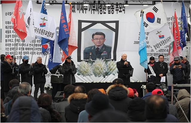 지난해 12월 서울 세종대로 광화문광장 인근에서 보수단체 회원들이 고 이재수 전 기무사령관 추모식을 갖고 있다. ⓒ데일리안 홍금표 기자