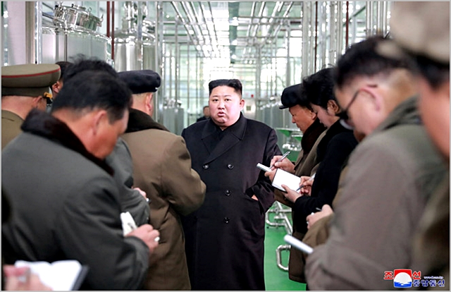 김정은 북한 국무위원장이 삼지연 감자가루 공장을 시찰하고 있다. ⓒ조선중앙통신