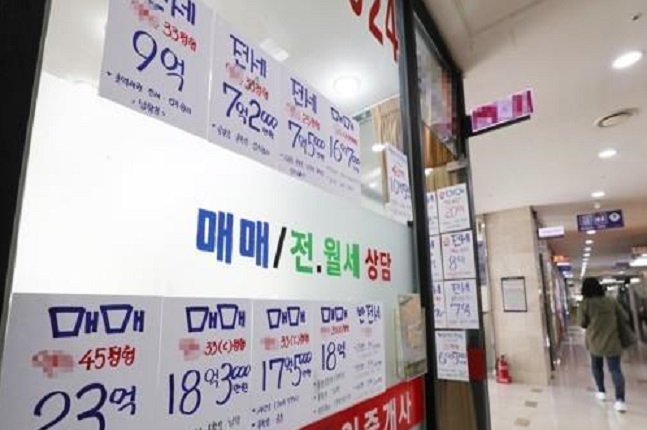 지난주 서울 아파트 매매가격은 3주 연속 -0.03% 변동률을 보이며 연 초에 비해서는 하락폭이 다소 줄어든 모습이다. 서울의 한 공인중개업소 모습.ⓒ연합뉴스
