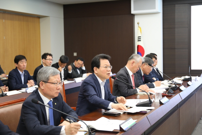김광수 NH농협금융지주 회장(앞줄 왼쪽에서 두 번째)이 9일 서울 중구 본사에서 열린 2019년도 1분기 경영성과분석회의에서 임직원들과 토론을 하고 있다.ⓒNH농협금융지주