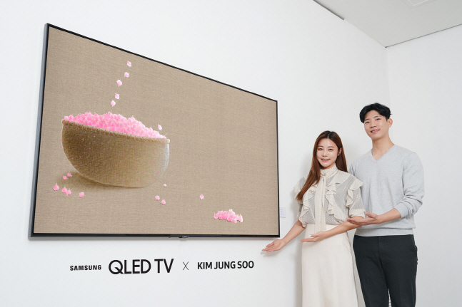 삼성전자 모델들이 삼성 'QLED'에 전시된 '진달래-축복' 미디어 아트를 소개하고 있다.ⓒ삼성전자