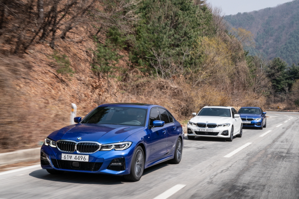 BMW 7세대 3시리즈가 지난 11일 경기도 가평 일대를 달리고 있다. ⓒBMW코리아